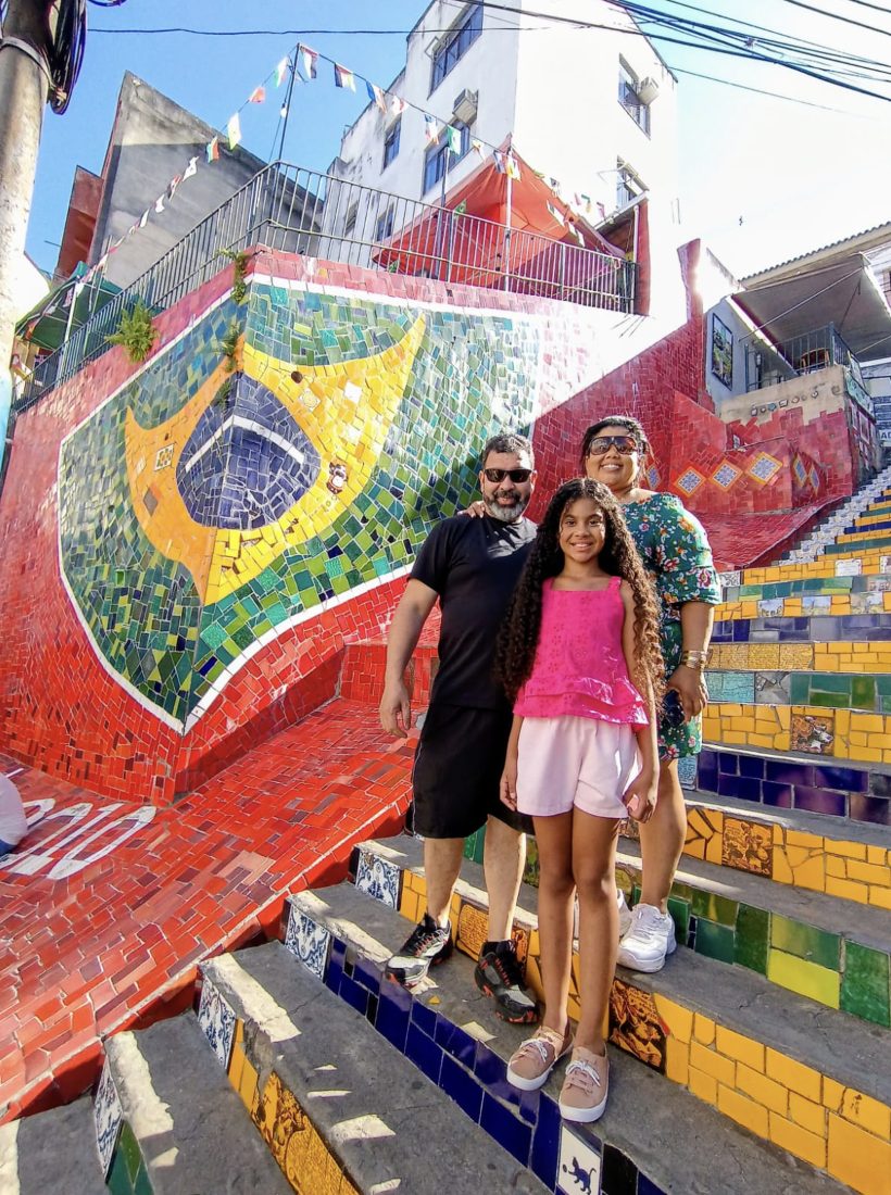 Família de clientes nos degraus coloridos da Escadaria Selarón
